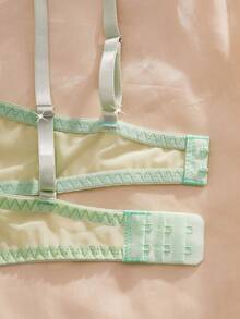 两件套薄纱绿色文胸内裤套装，网纱衬里，饰有蝴蝶刺绣细节