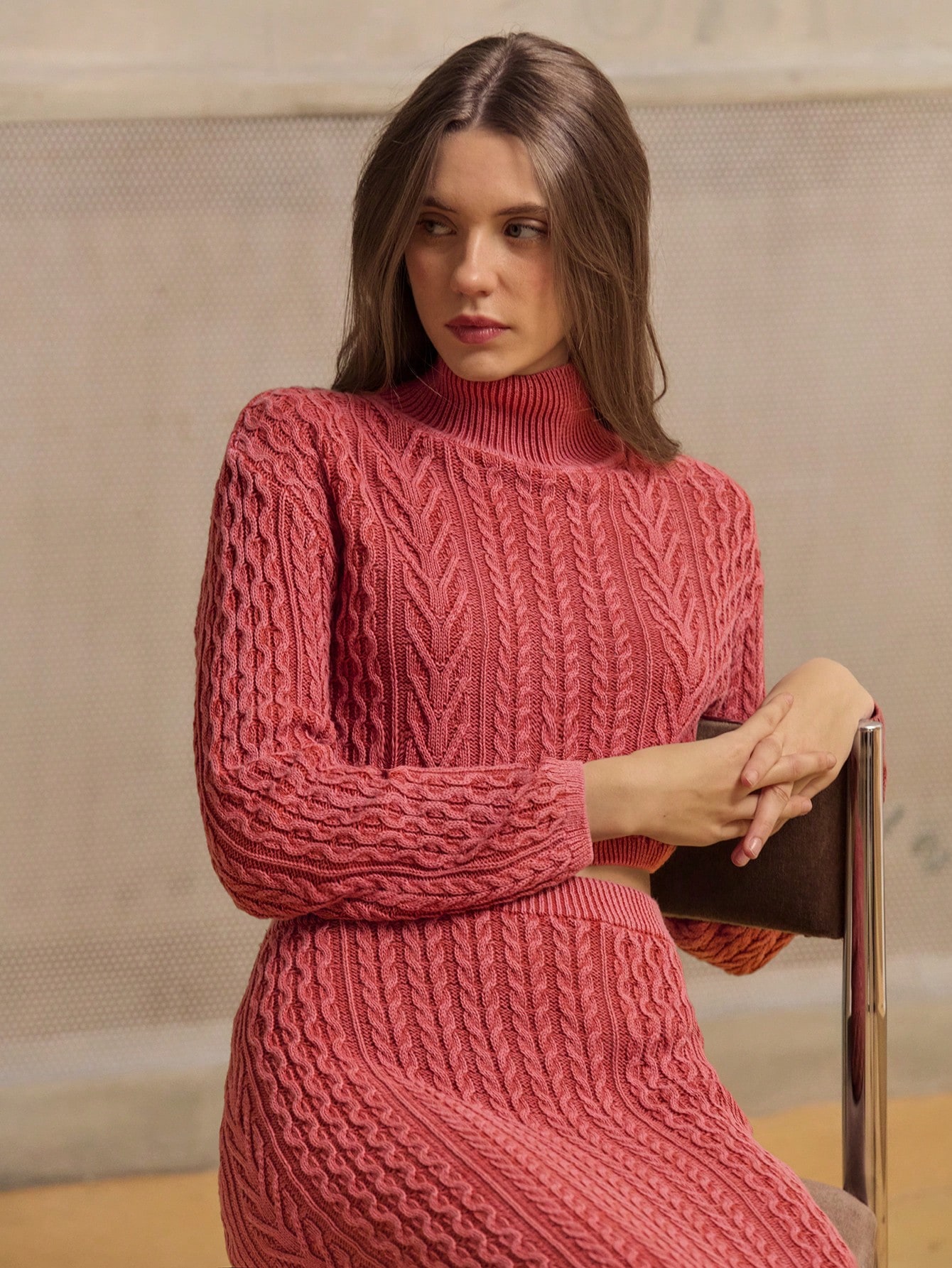 Czerwony dopasowany sweter z warkoczowym splotem i efektem sprania. Czerwony sweter na wiosnę. Czerwony sweter w stylu francuskim.