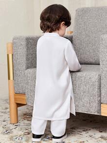 SHEIN Baby Boy Toddler Cute Casual Luxurious Gold-Trimmed White Satin Mandarin Collar Long Sleeve Robe With Detachable Shoulder Strap Decor, Versatile For Spring/Summer, Casual Everyday Wear, Festive Occasions Baby Boy Thobe Baby Boy Kandura - White - View 2