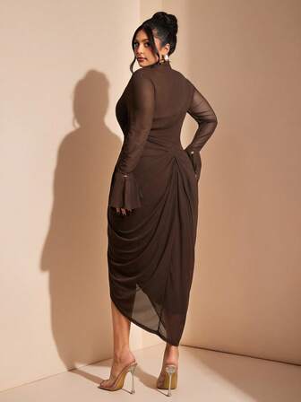 SHEIN BAE Plus Size Damklänning med mesh, utsvängda ärmar, långärmad, slitsad fåll och rynkad 2-i-1