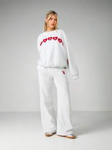 Missguided x Playboy 浅灰色宽松圆领卫衣，饰有红色爱心贴花字母设计，长袖休闲套头衫，适合情人节、圣诞节等节日穿着。 - 淺灰色 - 查看 4