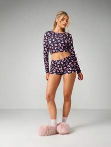 Missguided x Playboy Bộ đồ ngủ dài tay in hình môi hôn gồm áo croptop và quần short. - Nhiều màu - Xem 4