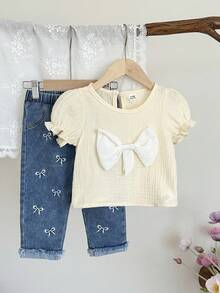 SHEIN Baby Mädchen 6 Monate-3 Jahre 2 Stücke/Set Herbst Outfit für Mädchen, Lässig Alltags Stil, locker sitzende Outfit Kombination, Schleife Dekoration kurze aufgeblähte Ärmel Basis Top & lange Schleife Stickerei Jeans - Verschiedenfarbig - Übersicht 8