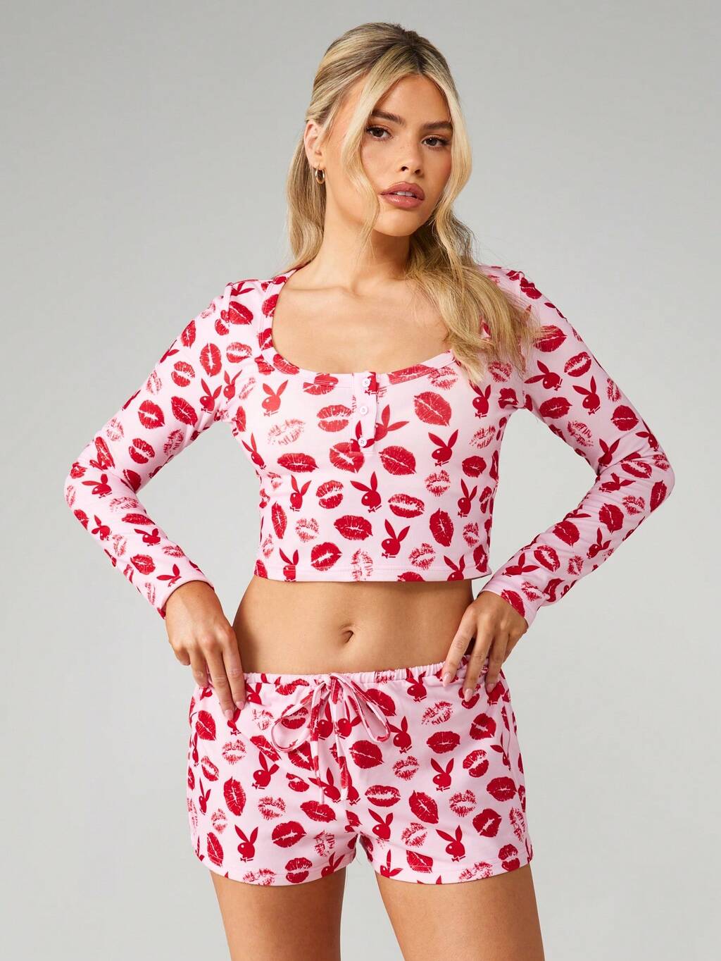 Missguided x Playboy Conjunto de top cropped de manga comprida e shorts com estampa de lábios