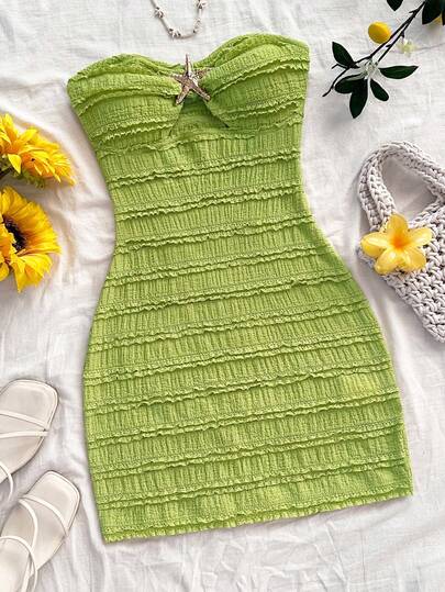 Soleia Vestido mini ajustado de mujer para vacaciones, de punto blanco con textura, sin tirantes, con escote hueco, fruncido y decoración de estrella de mar de metal, para fiesta sexy, cita, playa y verano