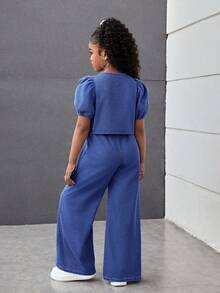 SHEIN 少女春夏休闲百搭时尚圆领荷叶袖纽扣蝴蝶结上衣搭配宽松阔腿牛仔裤套装，适合夏季音乐会、节日、锐舞派对等场合，也适合女孩夏季早午餐、教堂、毕业典礼等活动，是街头风返校两件套的理想选择。 - 深色水洗藍 - 查看 2