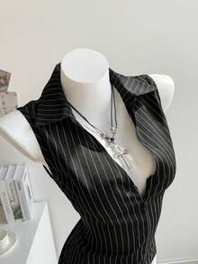 Franclia Novo Estilo de Verão 2025 Regata Decote em V Listrada Preto e Branco, Detalhe de Zíper na Frente, Estilo Casual Minimalista, Imperdível para o Trajeto do Escritório - Preto e Branco - Visão 5