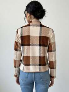 Abrigo ligero de mujer corte corto estampado cuadros corte clásico cuello alto cierre de botones manga larga tela suave doble bolsillo diseño moderno ideal look casual formal - Café integral - Ver 2