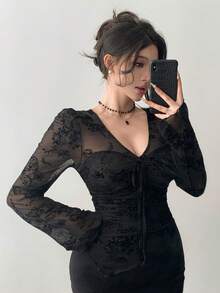 DAZY Áo kiểu nữ họa tiết hoa nhí ôm sát cổ chữ V, chất liệu lưới nhung đính sequin bóng, thắt nơ phía trước, vạt áo bất đối xứng, tay loe, thích hợp cho mùa xuân hè, ngày Valentine, năm mới, áo dài tay. - màu đen - Xem 9