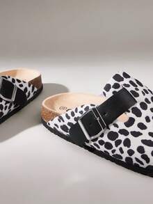 Solecia Dép lê nữ kiểu dáng casual với khóa cài, họa tiết da bò. - Nhiều màu - Xem 5