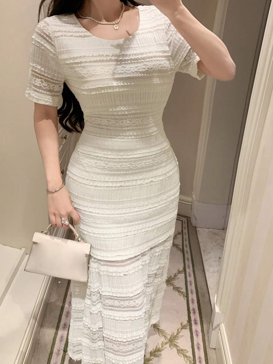 DAZY 女士圆领荷叶边蕾丝修身中长连衣裙，优雅 - 白色 - 查看 1