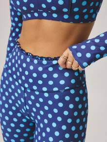 Aralina Áo croptop tay dài co giãn, cạp cao, dáng ôm, họa tiết chấm bi, bộ đồ hè phối hợp cho nữ, set hai mảnh. - Màu xanh hải quân - Xem 5