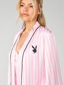 Missguided x Playboy 奢华缎面条纹系带短款睡袍，长袖长领，居家休闲及睡眠穿着皆宜，舒适无比。 - 彩色 - 查看 3