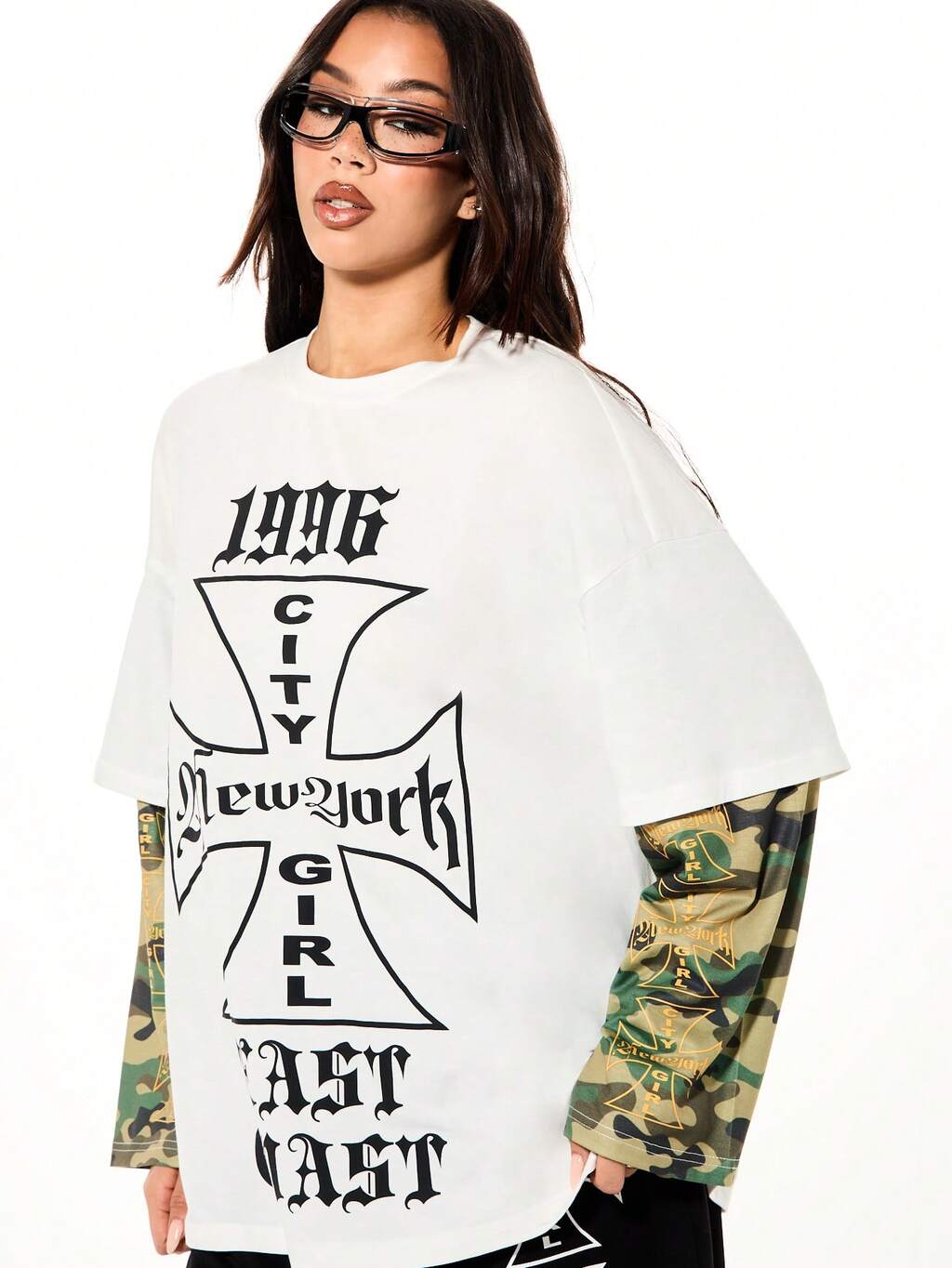 SUMWON WOMEN Camiseta com Estampa Gráfica de Duas Camadas com Mangas Longas Camufladas, Top Casual Oversized "New York City Girl"
