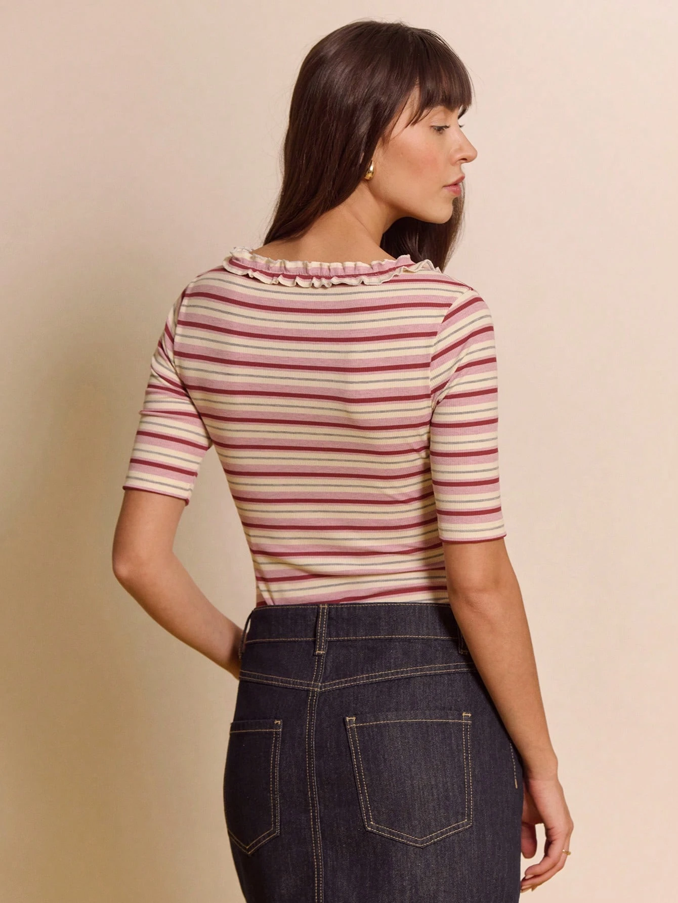 Body a costine rosa e bianco a righe con scollo a balza e mezze maniche, stile carino