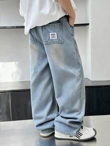 SHEIN Explorewe Denimly 男童宽松直筒牛仔裤。推荐用于休闲、复古街头风格穿搭。复古水洗深蓝色，后袋设计时尚别致。宽松版型，适合外出、休闲、校园日常穿着。经典百搭的时尚单品，衣橱必备。 - 淺色水洗藍 - 查看 5