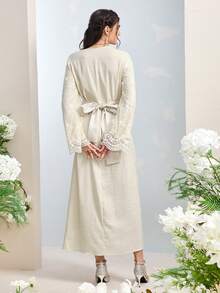 Al Najma 女士优雅花卉刺绣仿珍珠装饰收腰阿拉伯风格连衣裙，秋季 - 杏色 - 查看 4