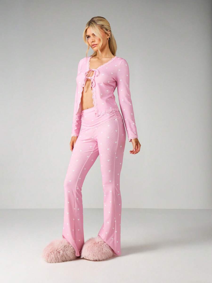 MISSGUIDED Conjunto de pantalones acampanados y top corto de manga larga con estampado de corazones y nudo delantero para comodidad y relajación en casa - Rosa - Ver 1