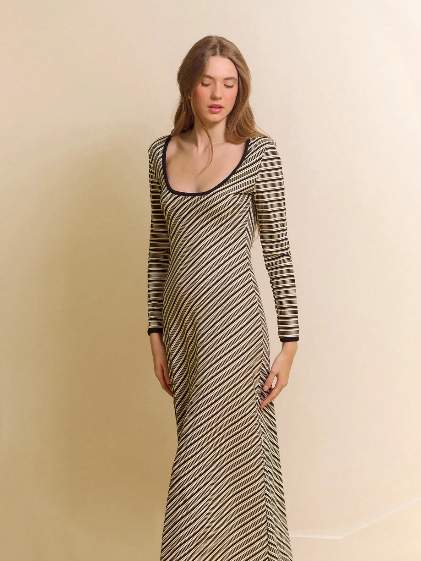 Abito lungo a costine con scollo a barca, a righe bianche e nere, con maniche lunghe