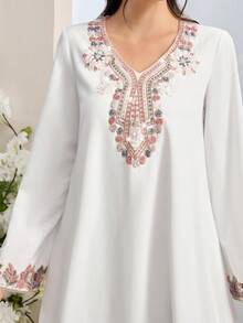 Al Najma Women's Elegant Arabic Style V-Neck Long Sleeve Dress With Applique Decor - White - View 2