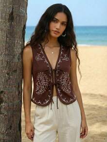 CAJUNI Blusa regata feminina retrô de camurça com cadarço e bordado paisley, ideal para ocasiões casuais e profissionais. Estilo boho retrô na cor marrom chocolate. - Castanho - Ver 2