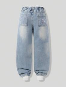 SHEIN Explorewe Denimly 男童宽松直筒牛仔裤。推荐用于休闲、复古街头风格穿搭。复古水洗深蓝色，后袋设计时尚别致。宽松版型，适合外出、休闲、校园日常穿着。经典百搭的时尚单品，衣橱必备。 - 淺色水洗藍 - 查看 7