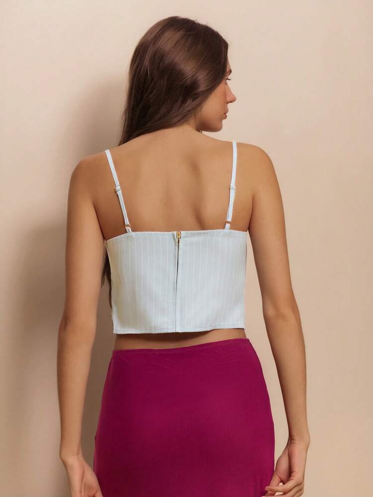 Top bustier bicolore avec un devant froncé bordeaux et une base de corset à rayures fines bleu clair