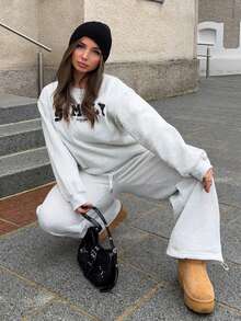 Jeta Ari Set de 2 sudaderas de mujer, una de unicolor de felpa con cuello redondo y otra con estampado de letras, ropa de otoño - Beis - Ver 5