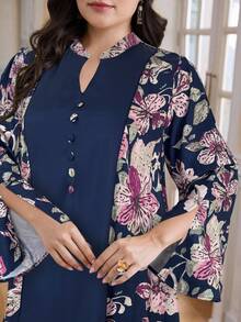 Al Najma Vestido casual de vacaciones holgado con cuello en V, estampado floral y manga con abertura para mujer de talla grande - Azul - View 4