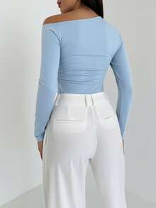 Aloruh 女士秋冬金属装饰斜肩修身T恤 - 淺藍色 - 查看 3