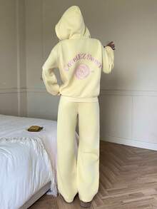 CovetEZ 2026秋冬新款女装两件套：黄色休闲家居甜美运动撞色粉色字母刺绣图案刺绣拉链长袖保暖连帽卫衣和宽松长裤，舒适、百搭、时尚、青春活泼的黄色两件套 - 黃色 - 查看 2