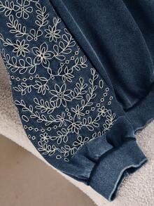 CosyJoli 春季大码休闲V领水洗雪花刺绣长袖套头T恤 - 藏蓝色 - 查看 3