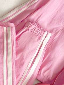 SHEIN 两件套少女套装，包括一件撞色条纹拉链外套（饰有刺绣蝴蝶结）和一条松紧腰长裤，非常适合青春期前的女孩。复古运动风套装，适合日常出行、运动健身、与闺蜜旅行等各种场合，四季皆宜。 - 粉色 - 查看 4