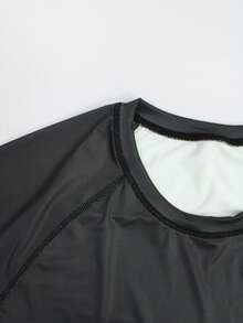 Manfinity Swimmode 男士棕榈树印花插肩短袖防晒衣 - 黑色 - 查看 5