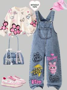 SHEIN Playful Pals 女童时尚百搭牛仔背带裤，复古浅蓝色牛仔布，前口袋，可调节背带，卡通文字印花，宽松直筒裤型，舒适棉质牛仔面料，适合日常穿着、上学、通勤，春夏秋冬四季皆宜。 - 淺色水洗藍 - 查看 3