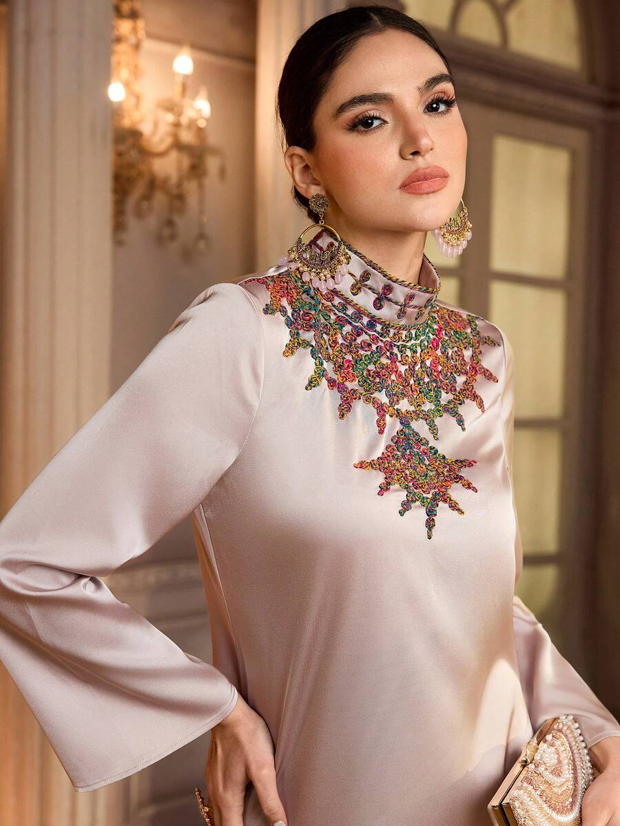 Al Najma 女士优雅阿拉伯传统长袖立领连衣裙 - 杏色 - 查看 1