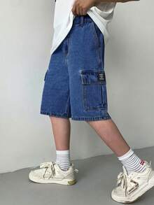 SHEIN 这款青少年男孩时尚休闲Y2K复古酷炫工装风牛仔短裤采用宽松舒适的蓝色设计，柔软舒适，适合日常穿着，也适合春夏锐舞派对和海滩活动。 - 中等水洗藍 - 查看 5