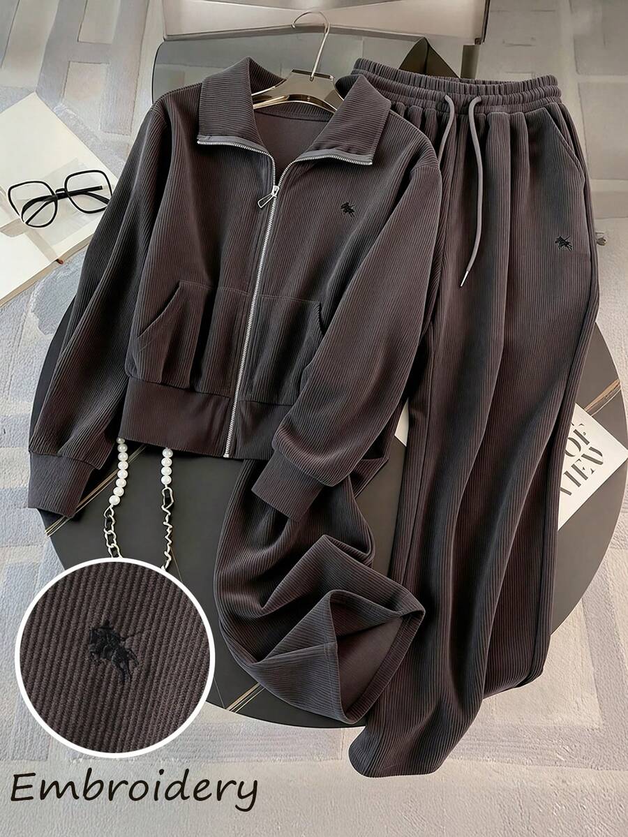 SHEIN LUNE Bộ đồ nữ cỡ lớn, kiểu dáng thường ngày, màu đất, thêu họa tiết, có dây rút, chất liệu nhung kẻ, gồm áo khoác dài tay và quần, thích hợp cho mùa Thu/Đông. - Cà phê nâu - Xem 1