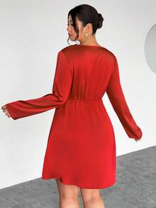 SHEIN Privé 大码女士新款优雅派对及圣诞婚礼宾客礼服，缎面绉纱面料，深V垂褶领口，长袖，修身迷你裙，秋季时尚，女士婚礼宾客礼服，外出装扮 - 紅色 - 查看 2