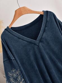 CosyJoli 春季大码休闲V领水洗雪花刺绣长袖套头T恤 - 藏蓝色 - 查看 5