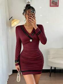 Islaluna 法式优雅针织网纱拼接V领交叉金属水钻装饰修身迷你连衣裙，女士秋冬款 - 酒紅色 - 查看 1