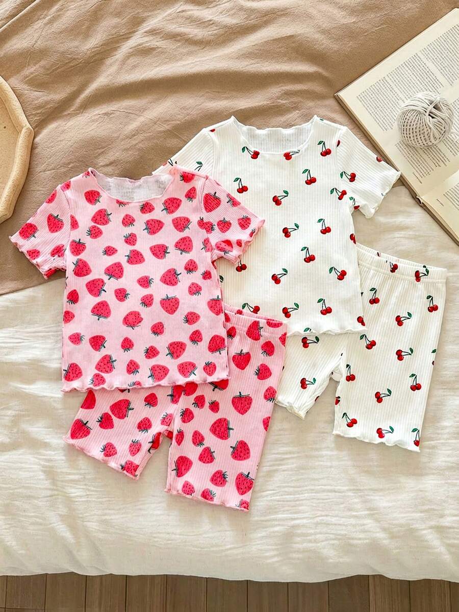 SHEIN LMoss Kids 4件套女婴可爱碎花荷叶边圆领短袖上衣和短裤休闲舒适睡衣套装,夏季水果印花樱桃图案女婴服装草莓套装 - 彩色 - 查看 1