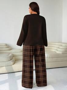 Solflare Bộ 2 món dành cho nữ cỡ lớn, họa tiết kẻ caro cổ điển, dáng rộng, cổ tròn và quần ống đứng. - Nhiều màu - Xem 2
