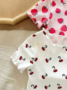 SHEIN LMoss Kids 4件套女婴可爱碎花荷叶边圆领短袖上衣和短裤休闲舒适睡衣套装，夏季水果印花樱桃图案女婴服装草莓套装 - 彩色 - 查看 5