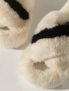 Solecia Women's Fashionable Fluffy Platform Wedge Slippers