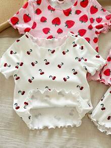 SHEIN LMoss Kids 4件套女婴可爱碎花荷叶边圆领短袖上衣和短裤休闲舒适睡衣套装，夏季水果印花樱桃图案女婴服装草莓套装 - 彩色 - 查看 4