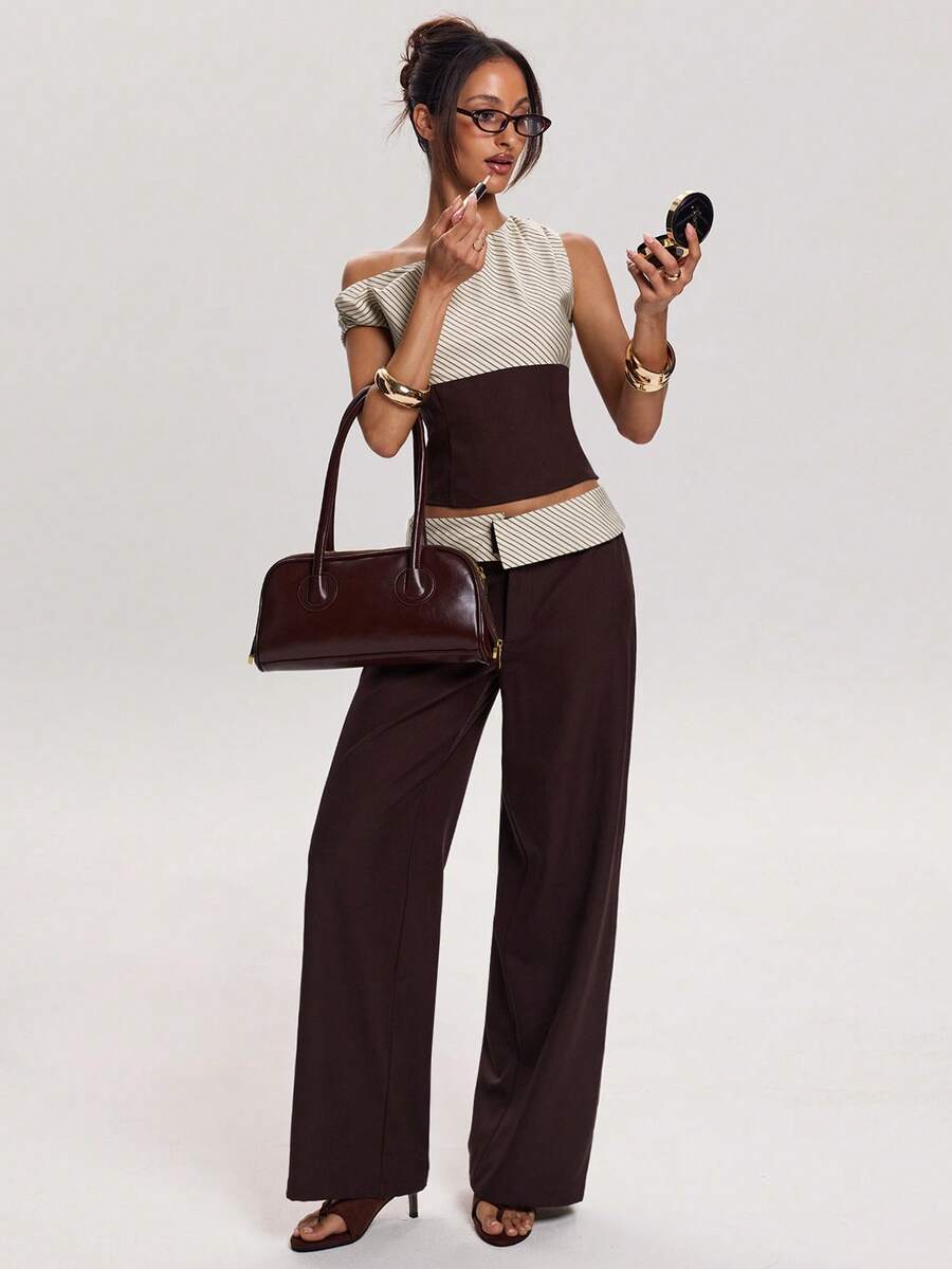 SHEIN BAE 春夏女式棕色斜条纹不对称肩部时尚上衣，百搭实用，通勤和日常穿着皆宜，姐妹聚会和休闲街头风的理想之选。棕色条纹上衣，斜肩条纹上衣，工作服，实用显瘦，休闲街头风上衣。 - 咖啡棕 - 查看 1