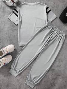 SHEIN Coolqubz 两件套男童休闲圆领印花T恤搭配侧边束口裤套装，适合日常、户外、通勤穿着，春夏款。 - 灰色 - 查看 2