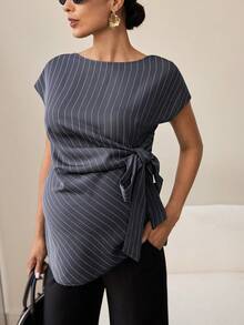 MaterniWear 孕妇条纹船领蝙蝠袖短袖侧打结优雅上衣 - 灰色 - 查看 6