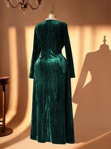 Rometta 女士优雅派对方领长袖褶皱A字长裙，金属别针装饰，拉绒提花面料，褶裥纹理，适合秋冬季派对、宴会、外出、办公等多种场合。 - 墨綠色 - 查看 2